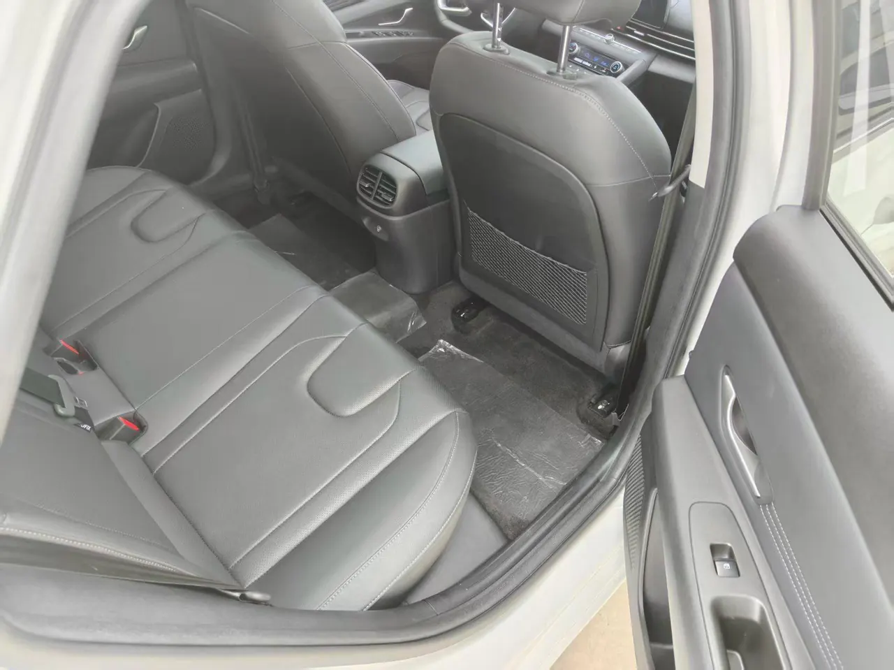 Hyundai 2023 Elantra -3-compartment 1.5 stepless LUX premium automatic gear 5