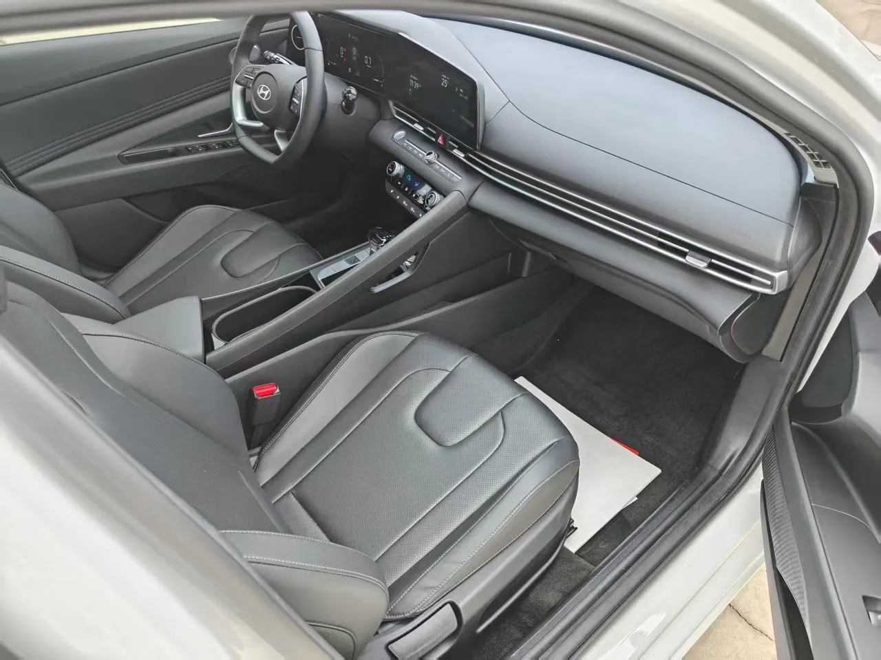 Hyundai 2023 Elantra -3-compartment 1.5 stepless LUX premium automatic gear 6