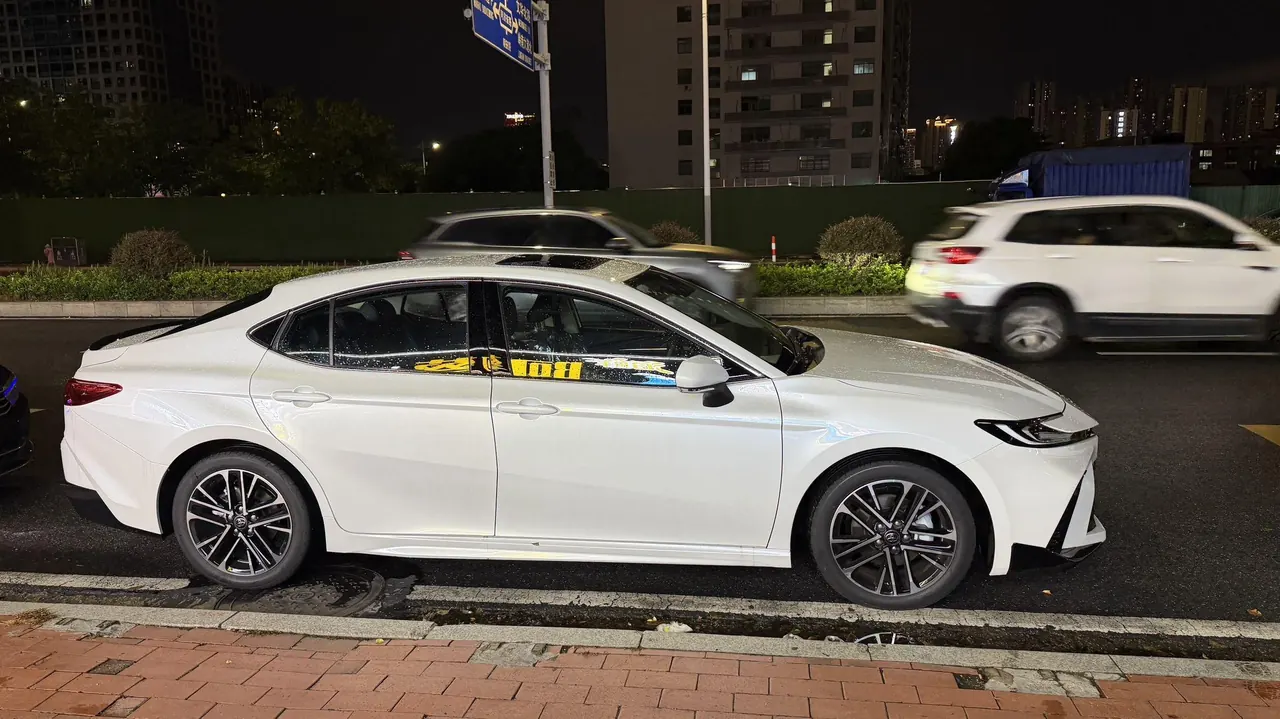 Toyota 2026 Camry Double Engine 2.0HSE Stepless Sports Lite Edition Automatic Gear 4