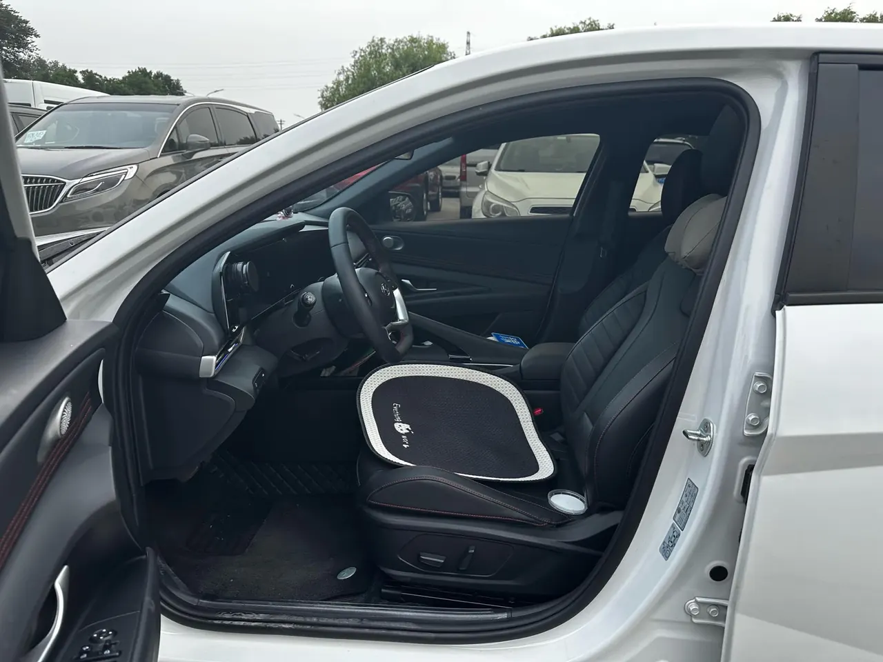 Hyundai 2023 Elantra -3-compartment 1.5 stepless LUX premium automatic gear 3