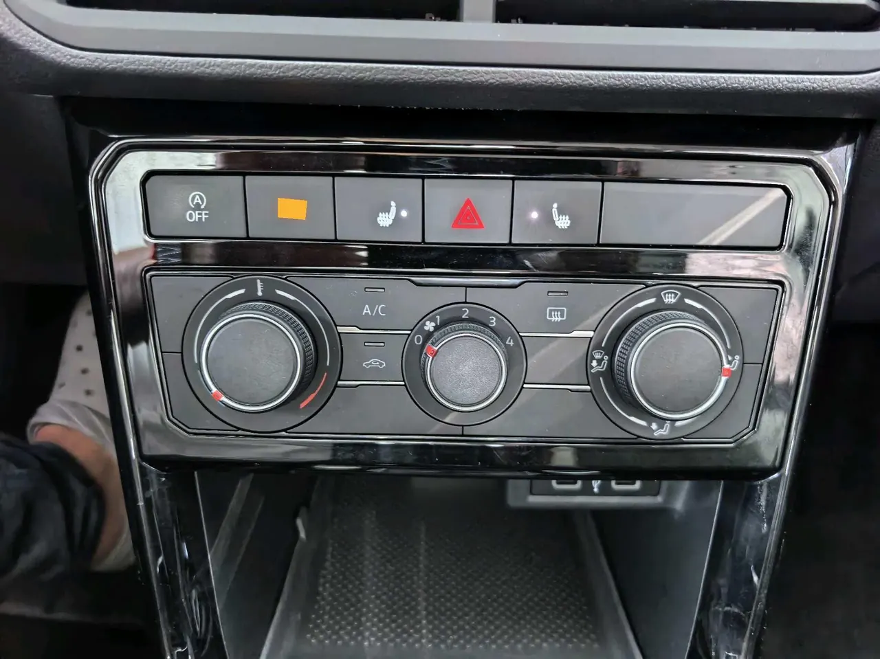Volkswagen 2023 T-Cross 1.2TSI 200TSI Smart Connect Version Automatic 9