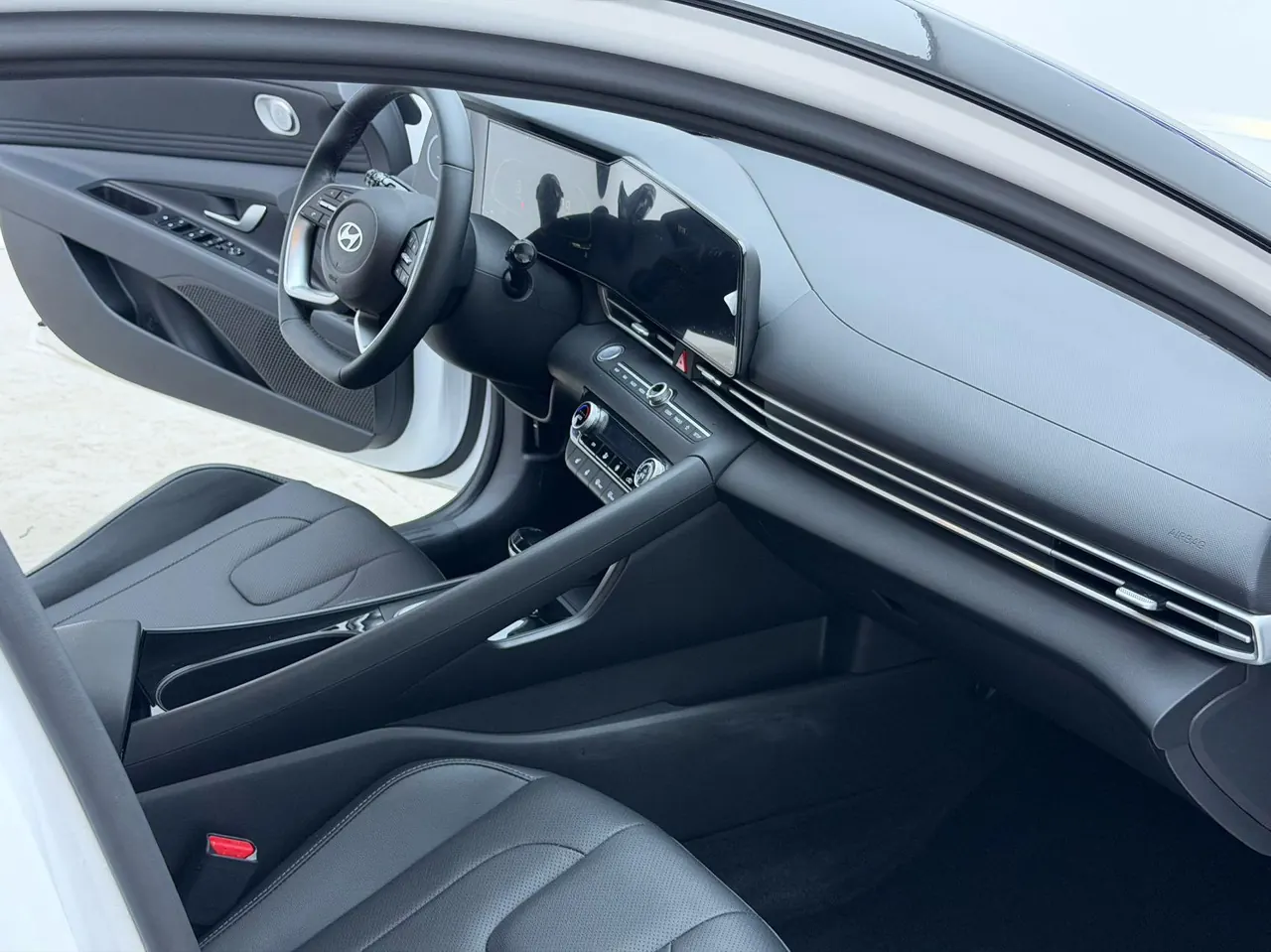 Hyundai 2023 Elantra -3-compartment 1.5 stepless LUX premium automatic gear 13