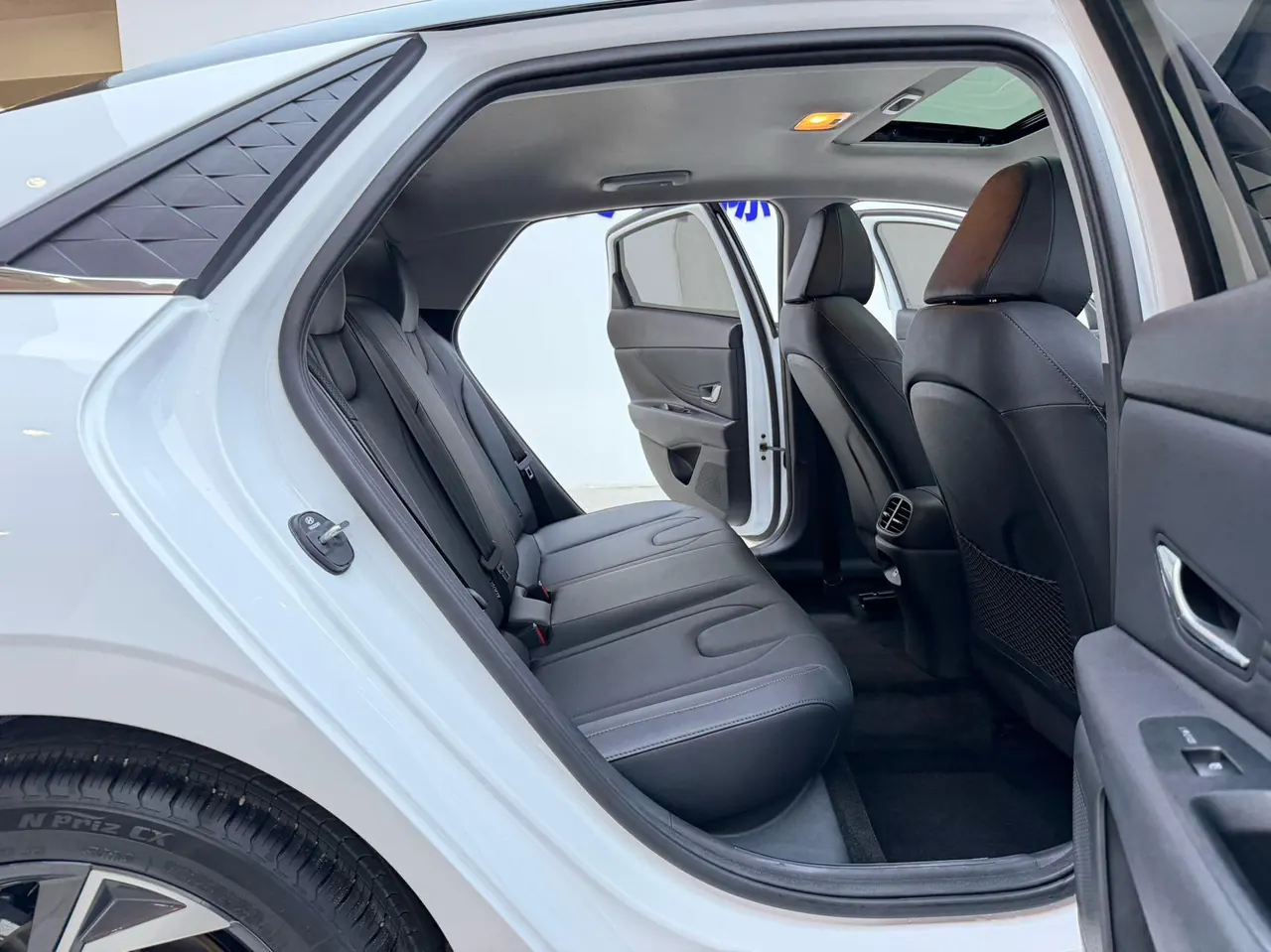 Hyundai 2023 Elantra -3-compartment 1.5 stepless LUX premium automatic gear 15