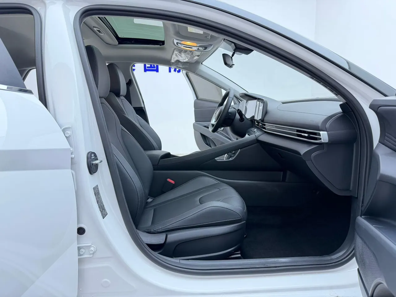 Hyundai 2023 Elantra -3-compartment 1.5 stepless LUX premium automatic gear 17