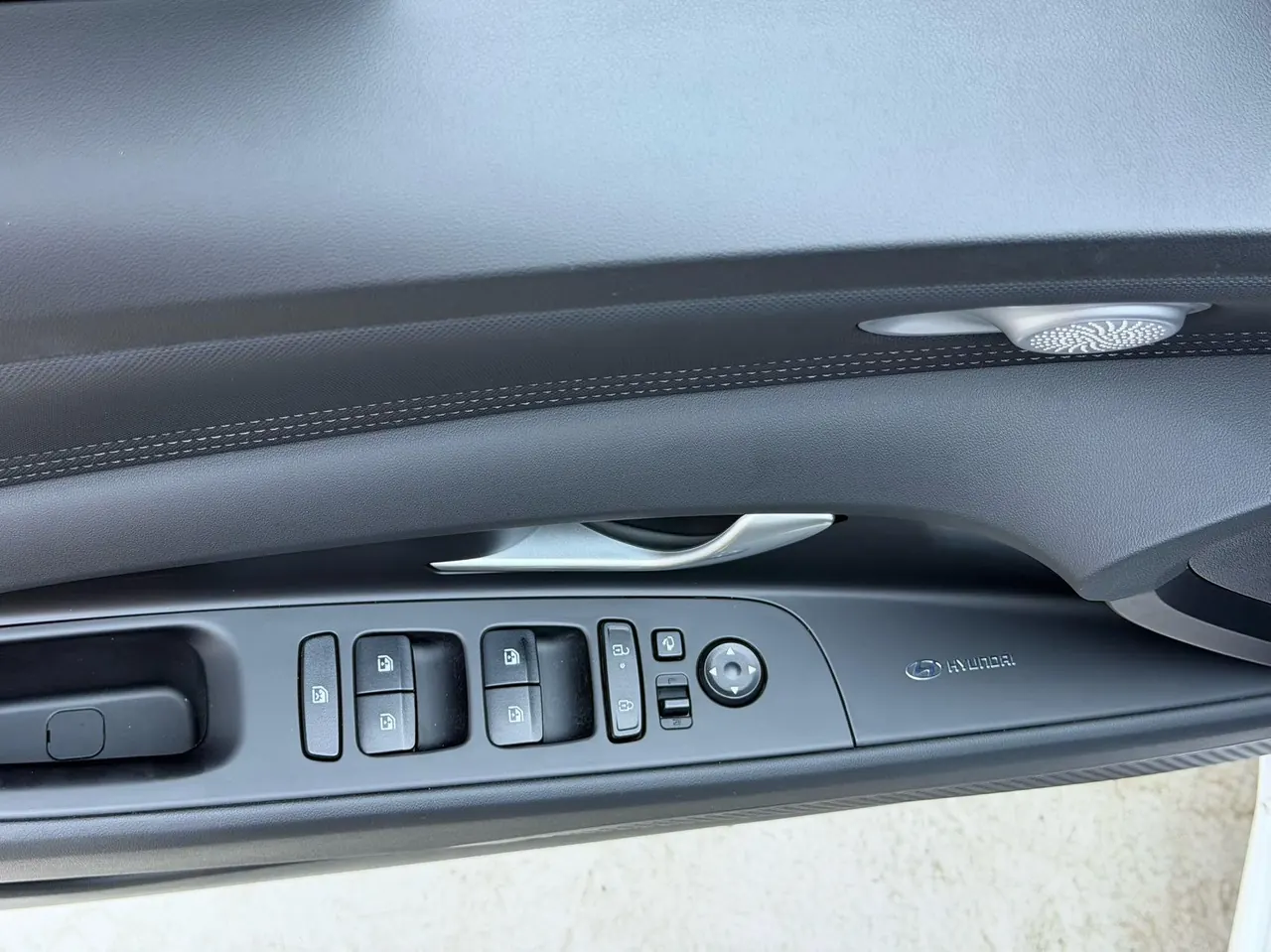 Hyundai 2023 Elantra -3-compartment 1.5 stepless LUX premium automatic gear 4