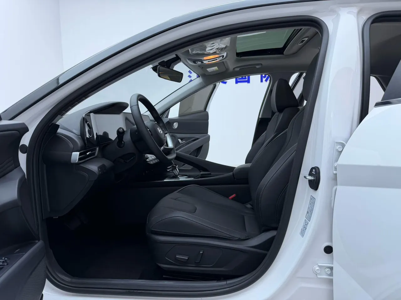 Hyundai 2023 Elantra -3-compartment 1.5 stepless LUX premium automatic gear 5
