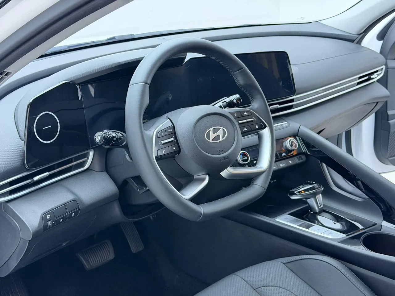 Hyundai 2023 Elantra -3-compartment 1.5 stepless LUX premium automatic gear 6