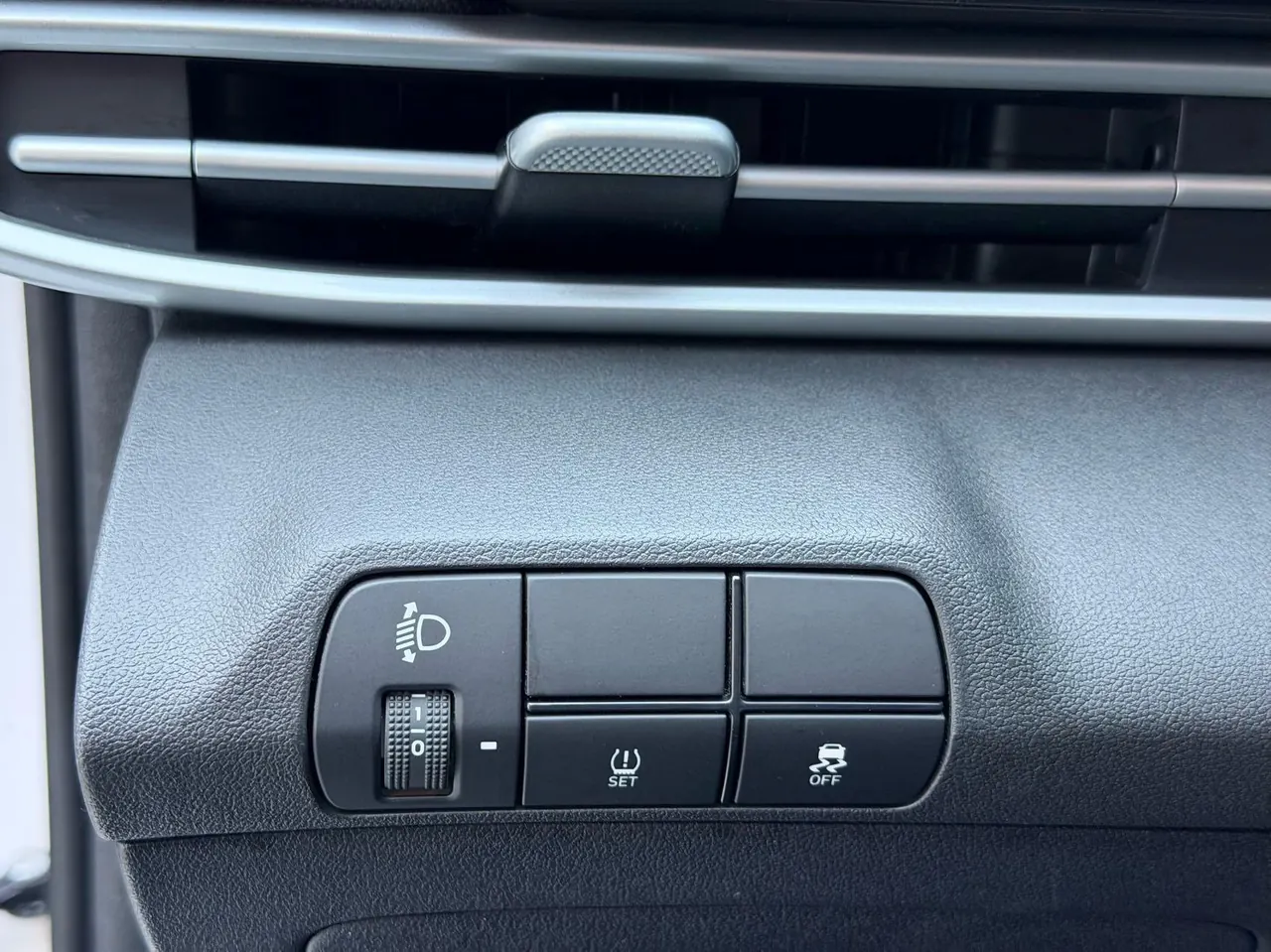 Hyundai 2023 Elantra -3-compartment 1.5 stepless LUX premium automatic gear 7