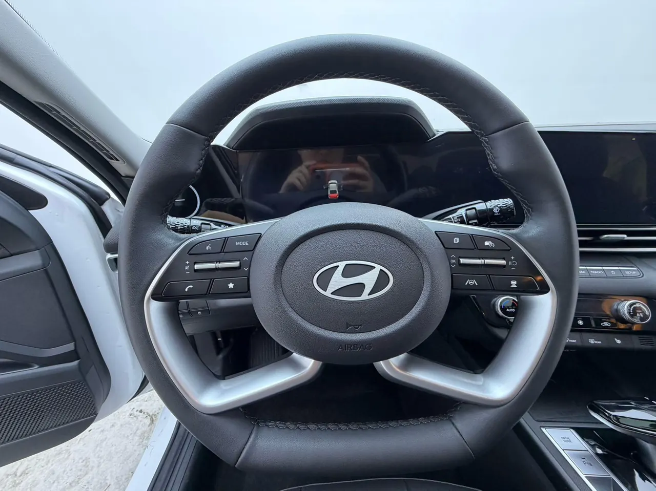 Hyundai 2023 Elantra -3-compartment 1.5 stepless LUX premium automatic gear 8
