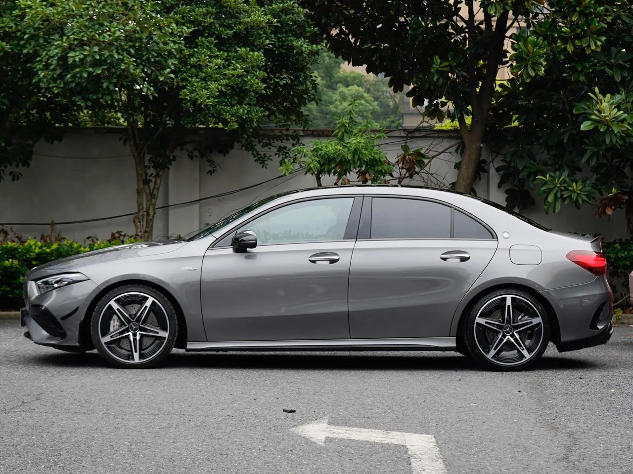 Mercedes Benz Class A AMG 2025 A 35 L AMG 4MATIC 48V 2.0T automatic gear 3