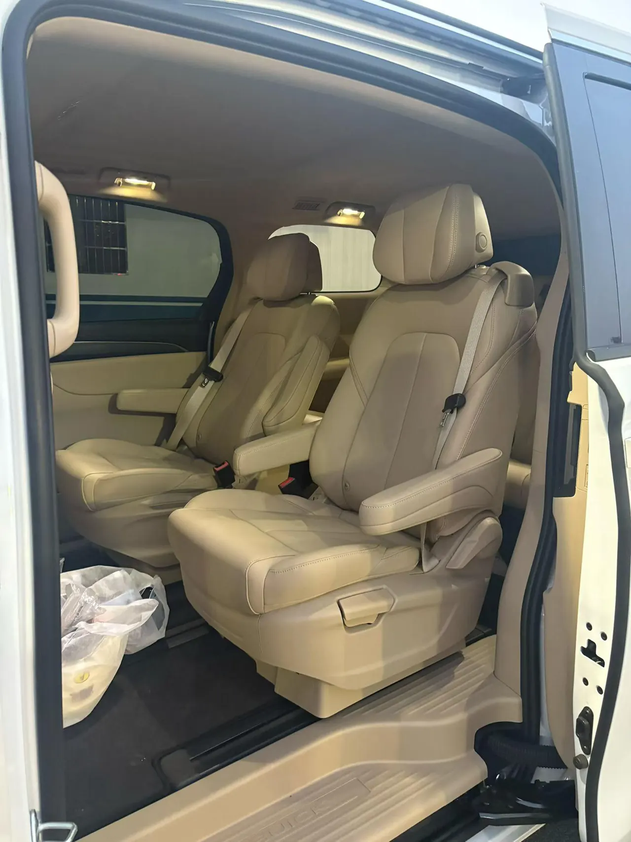 Buick 2025 GL8 Land Business Class 2.0T First Edition Automatic Gear 3
