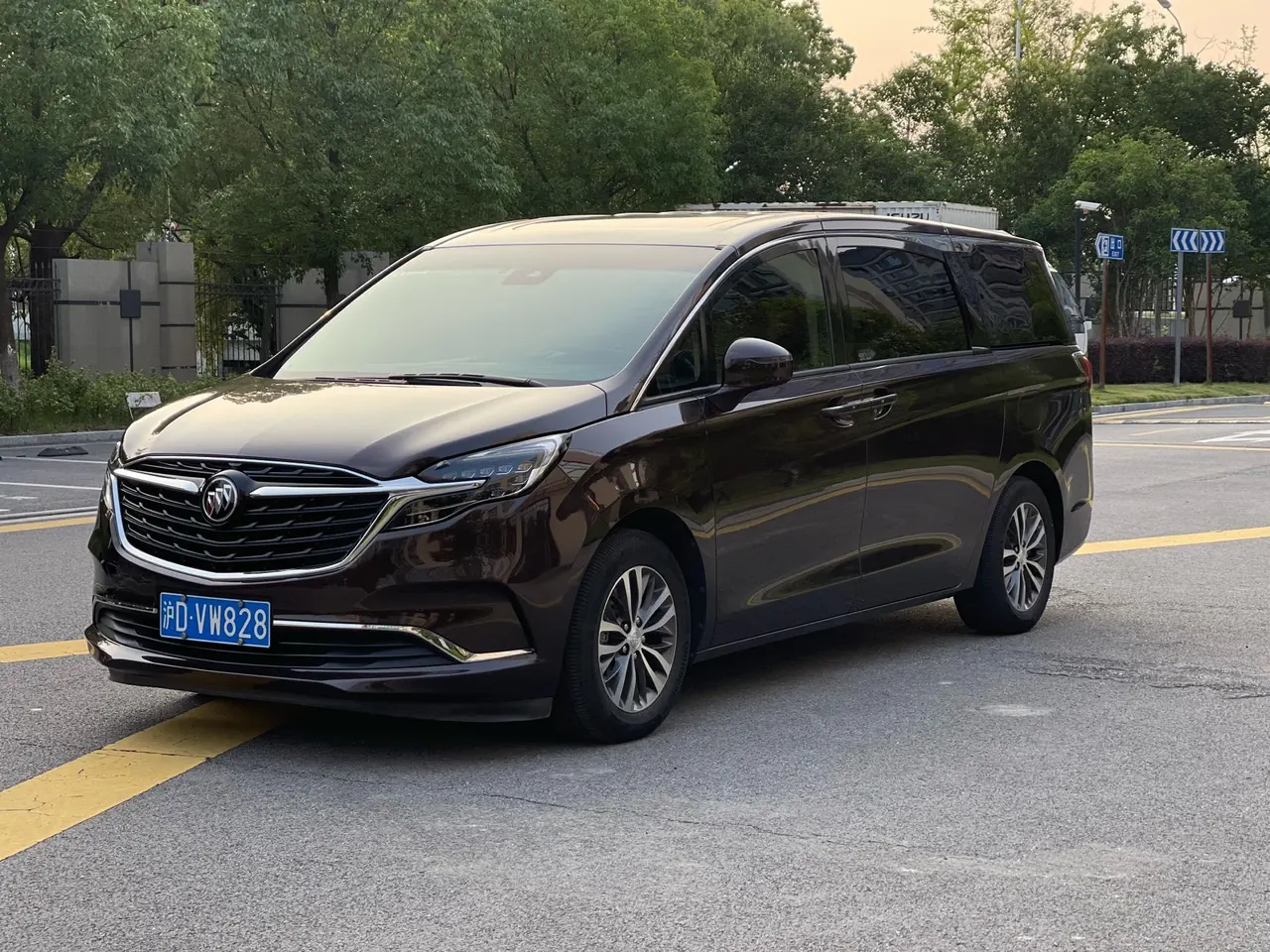 Buick 2021 GL8 ES Lu Zun 2.0T 653T Exclusive Automatic Gear - View 1