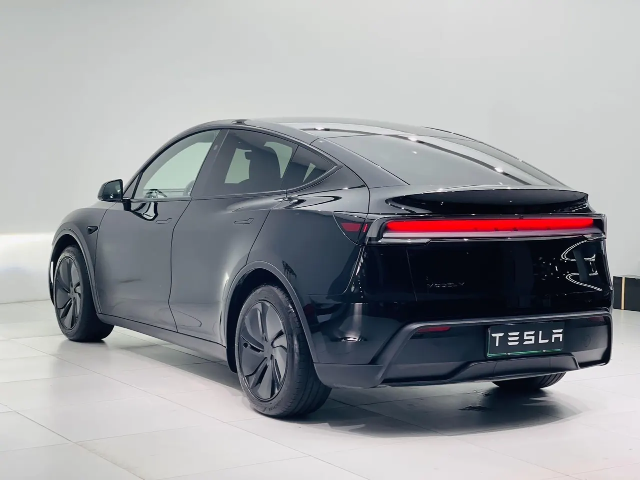 Tesla 2026 Model Y Rear-Wheel-Drive Automatic 3