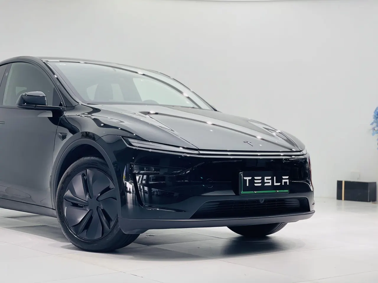 Tesla 2026 Model Y Rear-Wheel-Drive Automatic 5