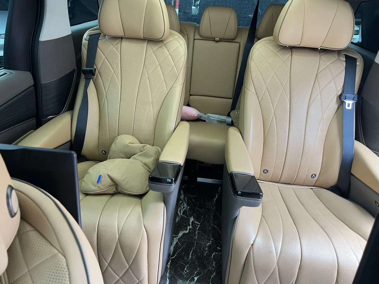 Denza 2022 Denza D9 DM-i 1.5T stepless 970 four-wheel drive flagship automatic gear 3