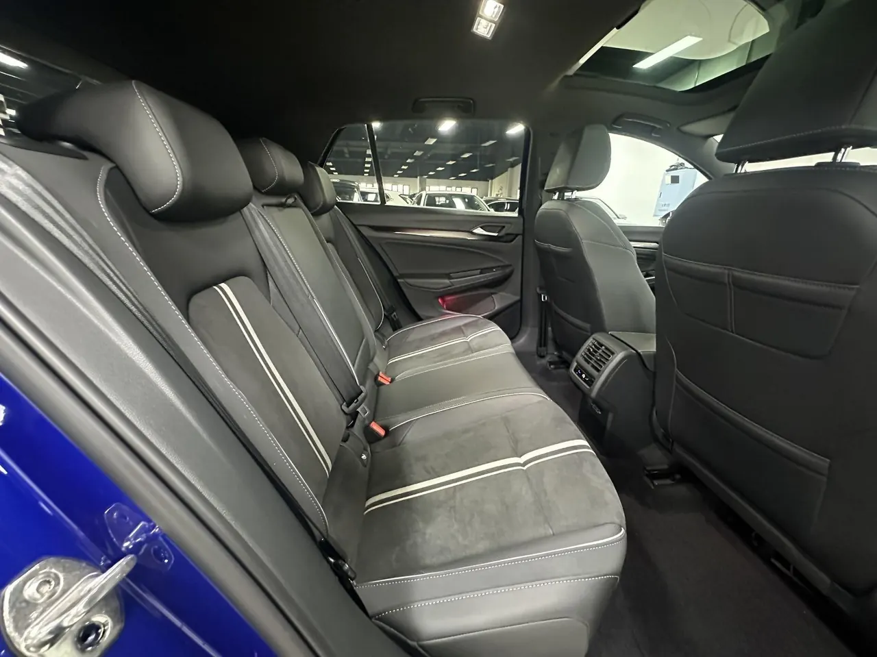 Volkswagen 2023 Golf 8 R-Line 1.4TSI 280TSI Automatic 10