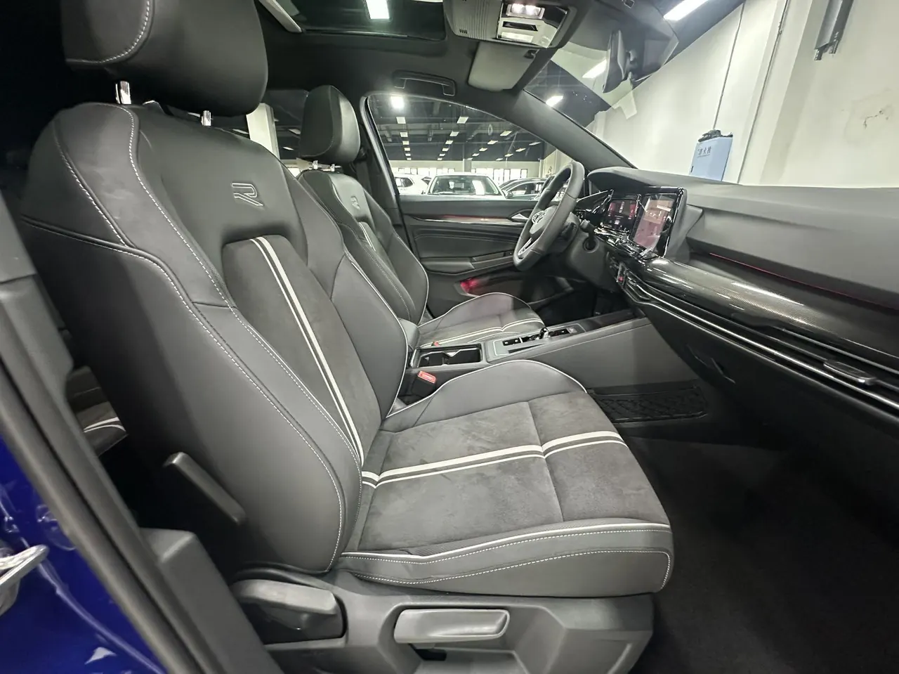Volkswagen 2023 Golf 8 R-Line 1.4TSI 280TSI Automatic 11
