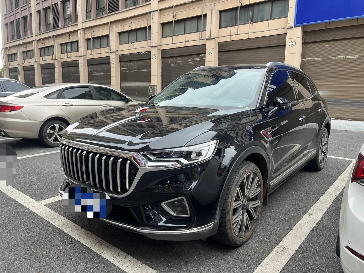 Открыть галерею: HongQi 2022 HS5 2.0T 4-wheel drive smart flag-sharing version automatic gear