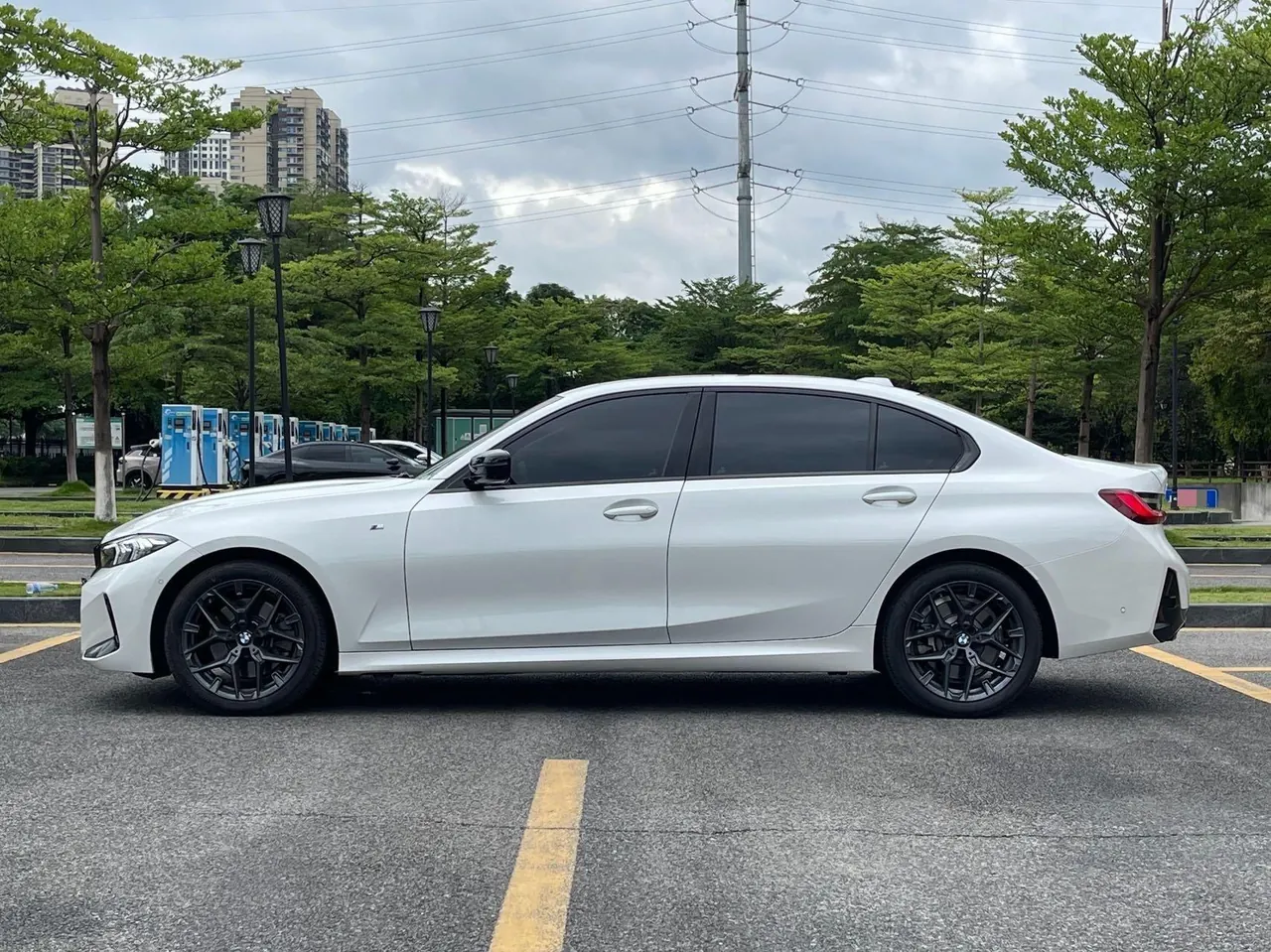 BMW 3 Series 2025 330Li 2.0T M Sports Obsidian Night Suit Automatic Gear 5