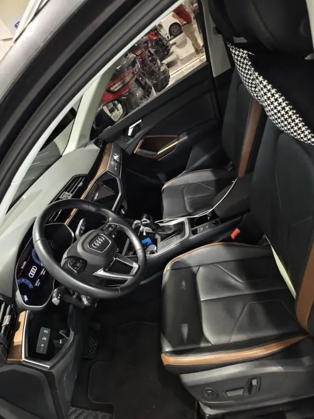 Audi 2021 Q3 1.4TFSI 35TFSI into the life version of automatic gear 3