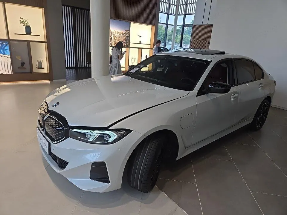 BMW 2025 i3 eDrive 40 L obsidian night suit automatic gear - View 1