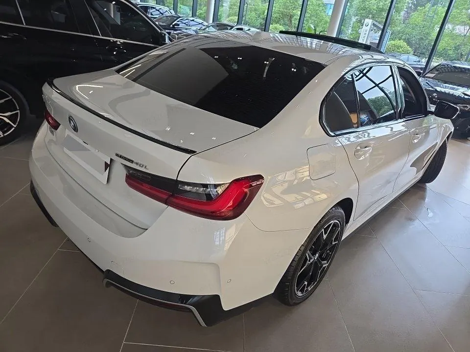 BMW 2025 i3 eDrive 40 L obsidian night suit automatic gear 3