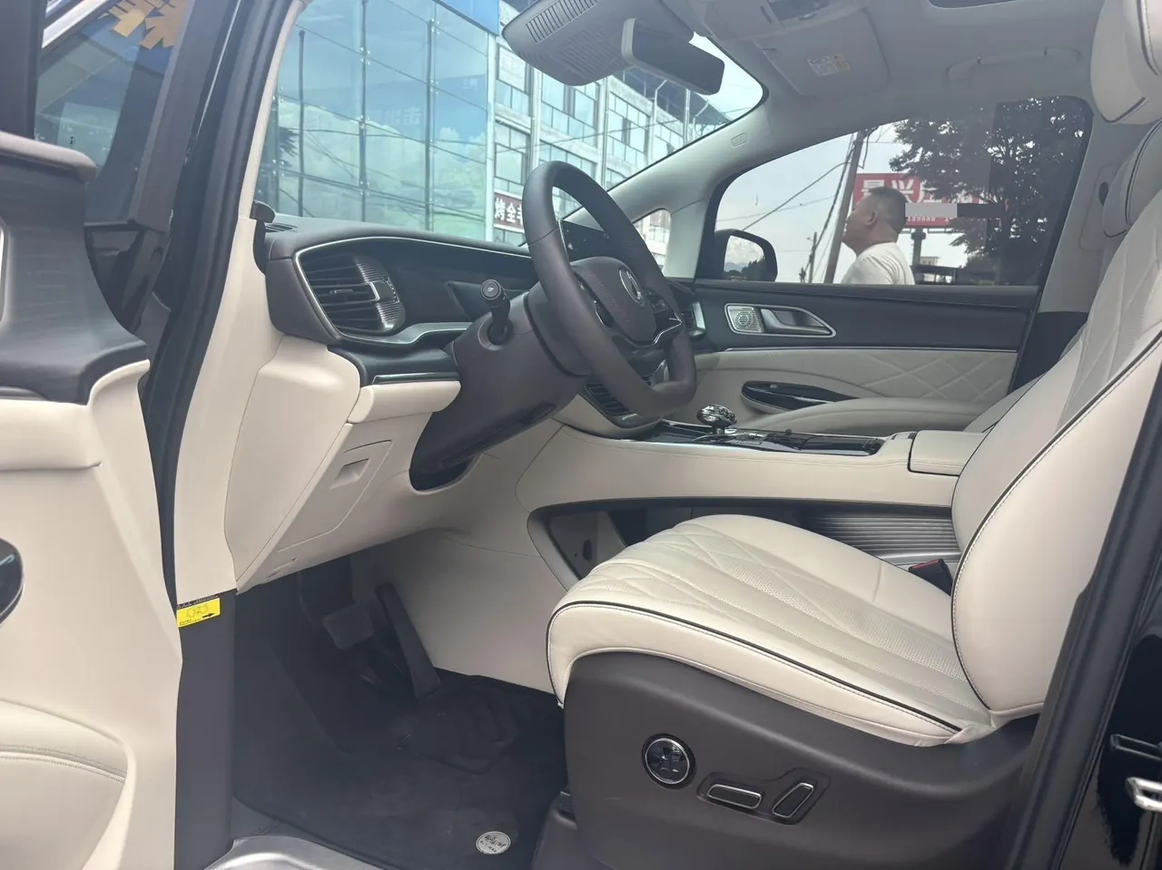 Denza 2024 Denza D9 DM-i 1.5T Stepless 980 Four-wheel Drive Honorable Automatic Gear 3