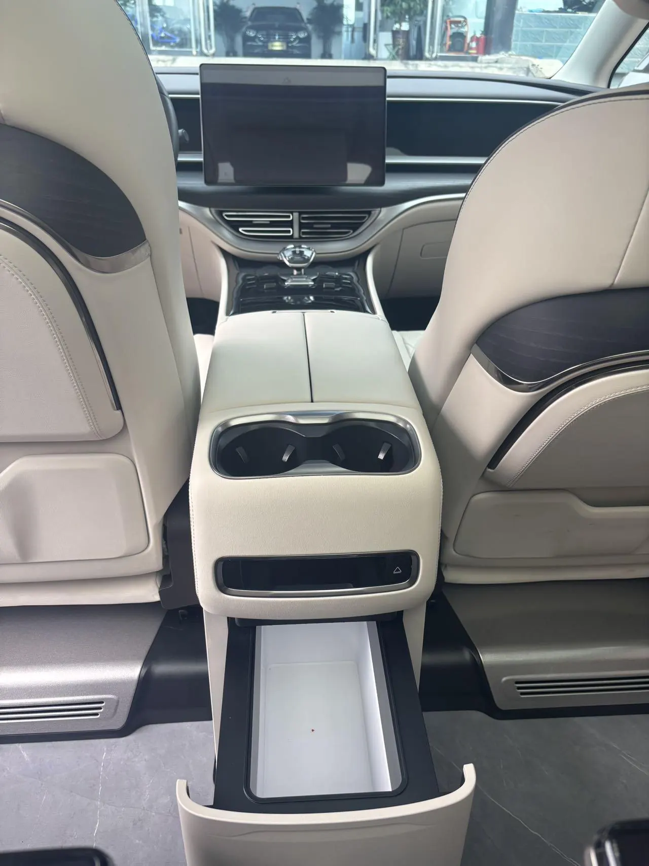 Denza 2024 Denza D9 DM-i 1.5T Stepless 980 Four-wheel Drive Honorable Automatic Gear 7