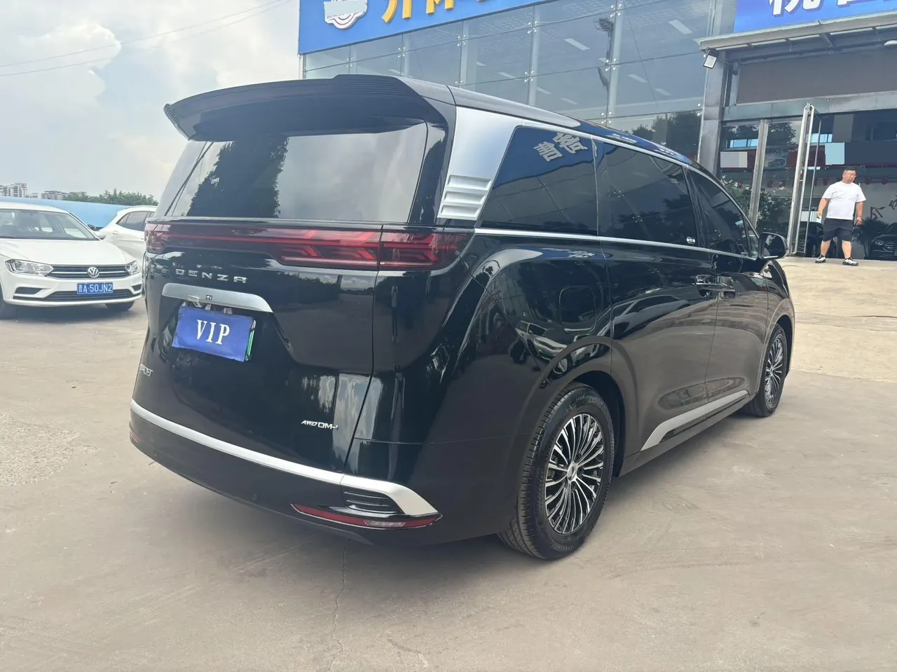 Denza 2024 Denza D9 DM-i 1.5T Stepless 980 Four-wheel Drive Honorable Automatic Gear 8