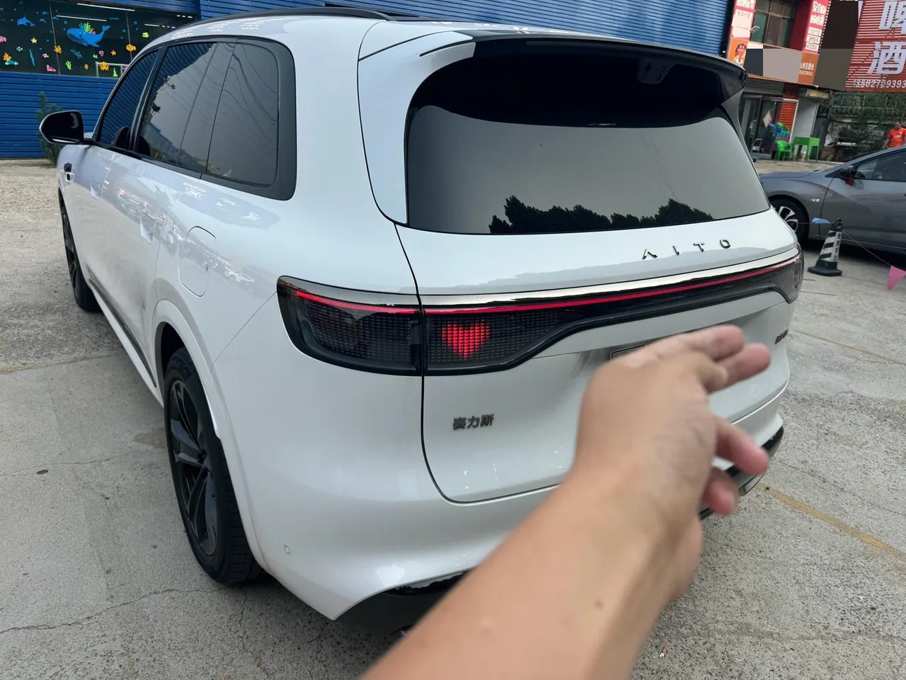 AITO 2025 AITO M8 Ultra Edition 53.4kWh 6-seat Edition (896-line laser Radar) Automatic Gear 3