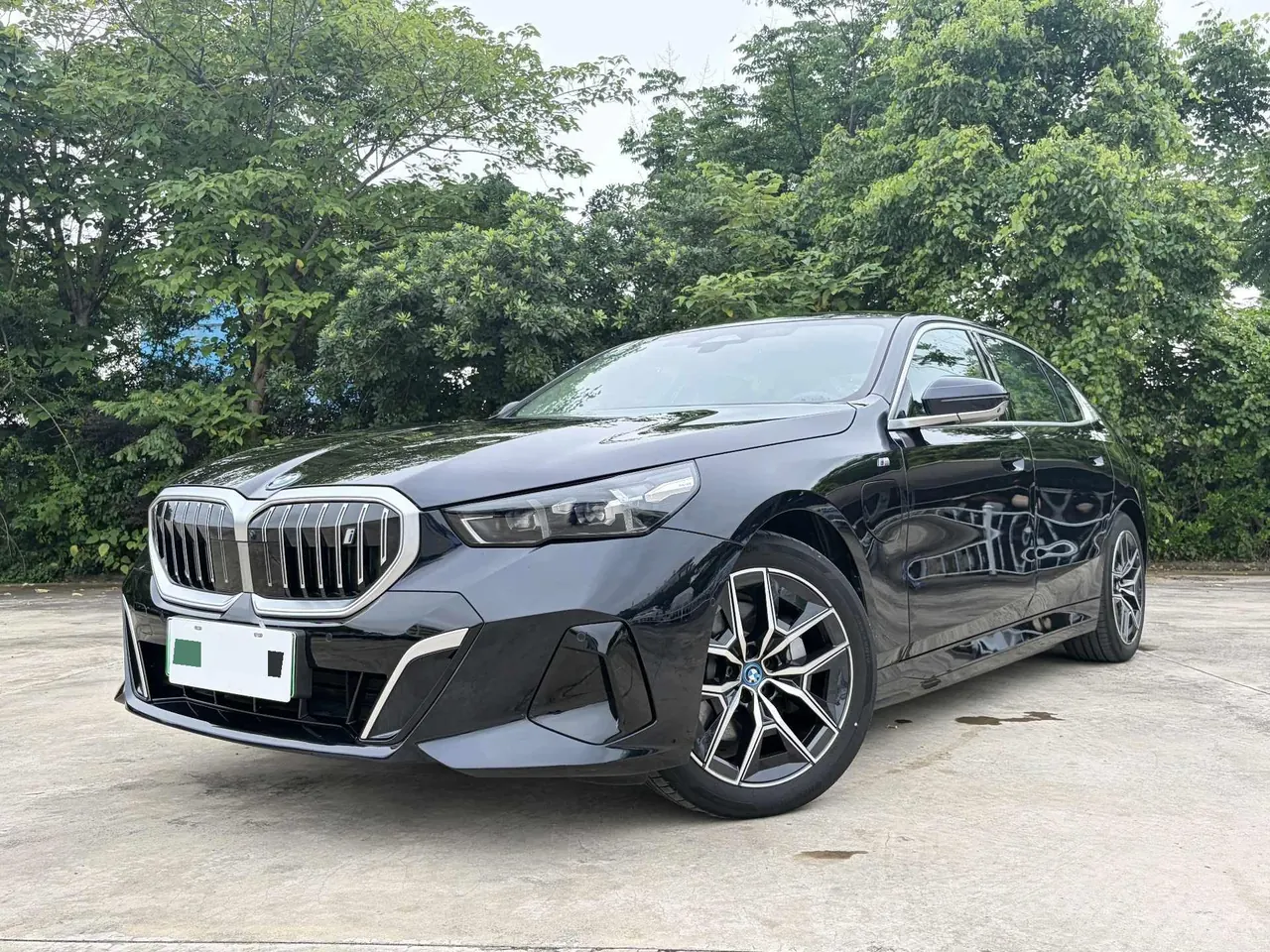 BMW 2025 i5 eDrive 40L M sports suit automatic gear - View 1