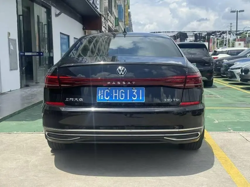 Volkswagen 2023 Passat 2.0TSI 330TSI Star Deluxe Edition Automatic Transmission 4