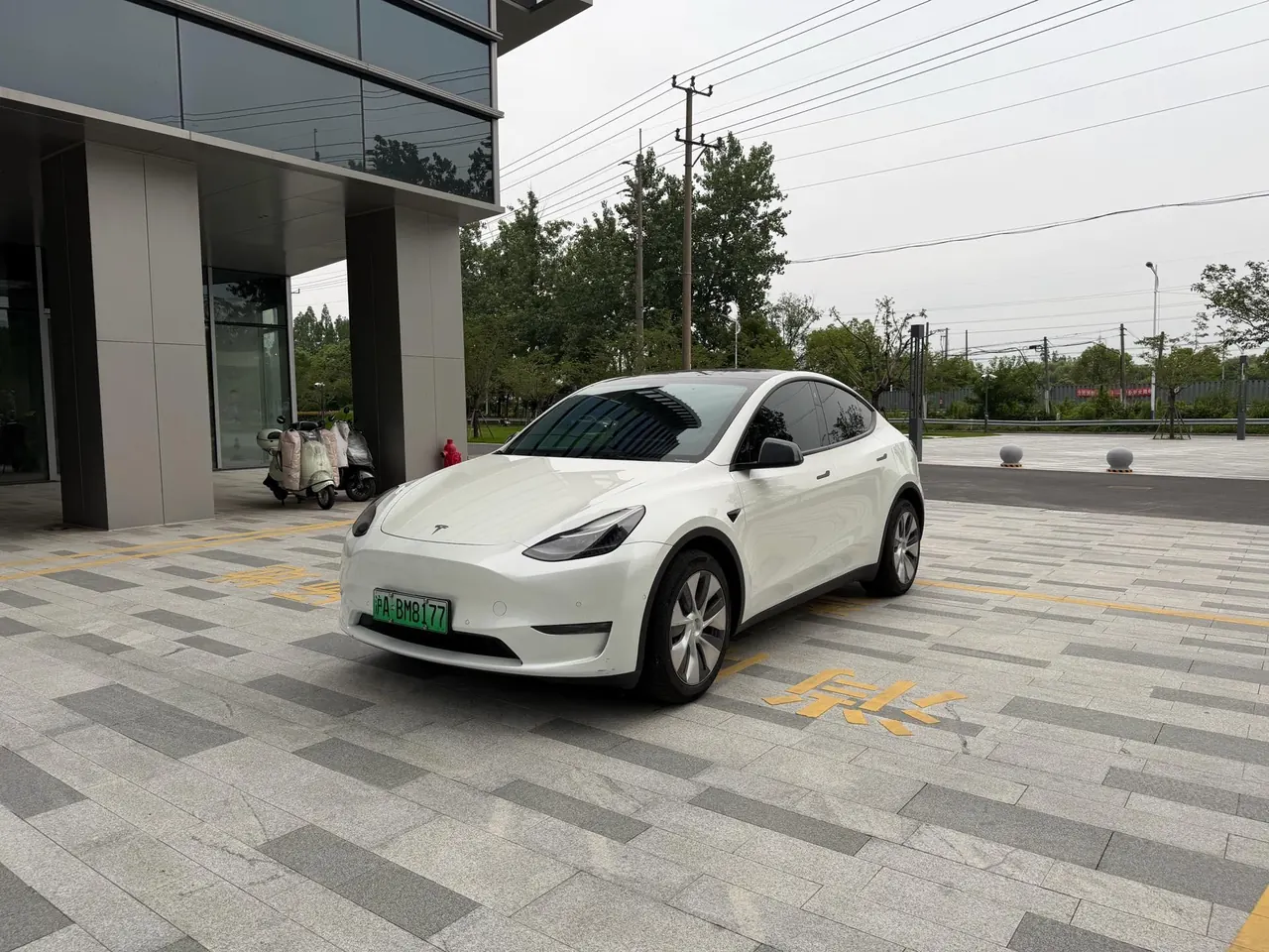 Tesla 2021 Model Y long endurance all-wheel drive version automatic transmission - View 1