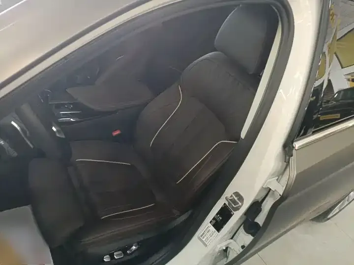 BMW 5 Series 2022 530Li Premium Luxury Suit 11