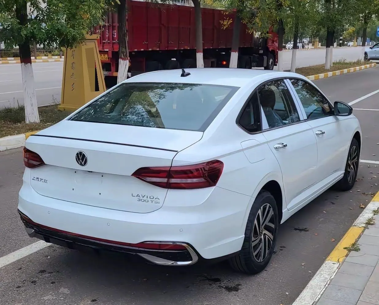 Volkswagen 2024 LaVida 1.5 5 Million Edition Automatic 3