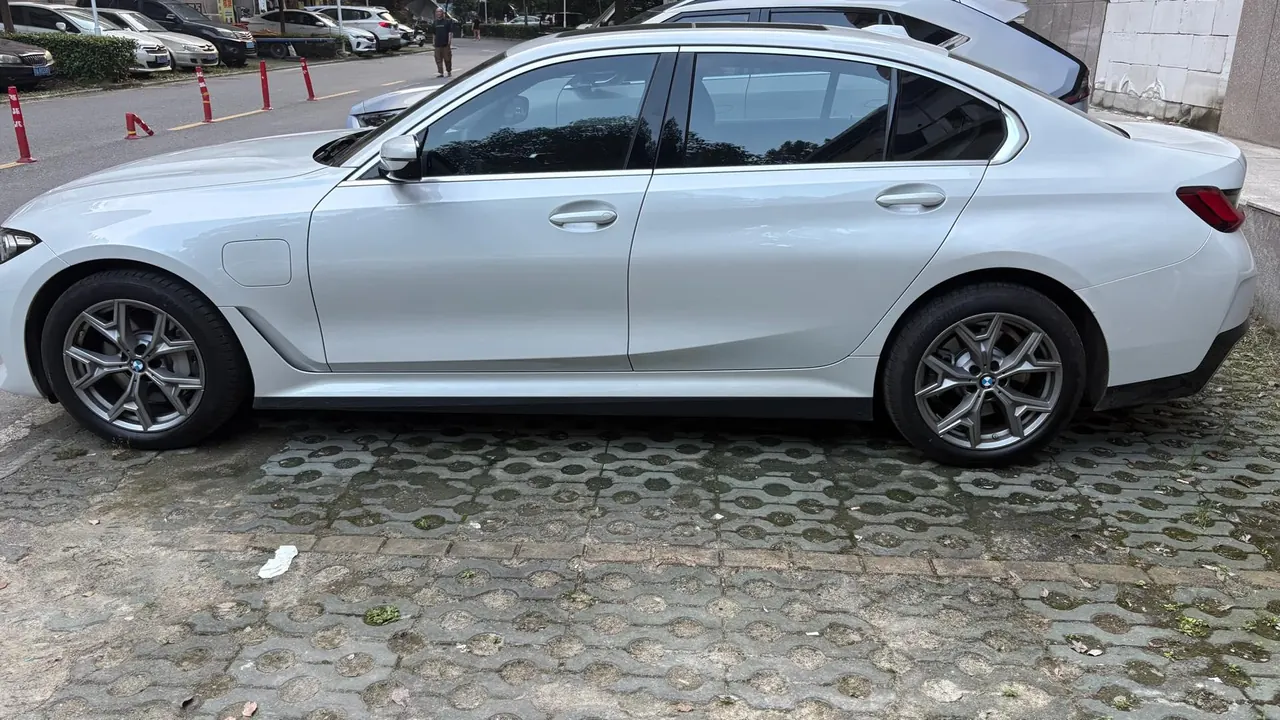 BMW 2025 i3 eDrive 35 L automatic gear 2