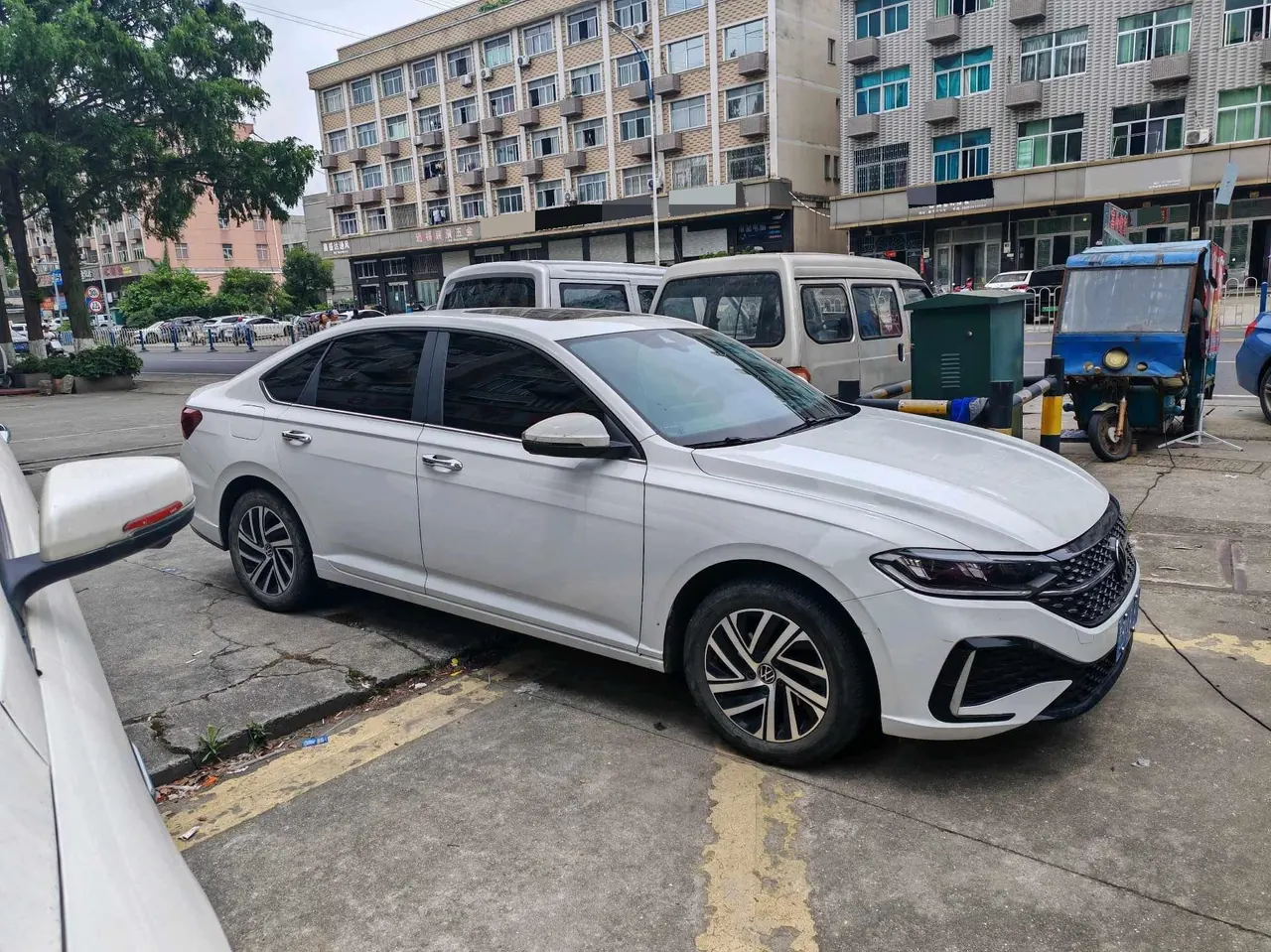Volkswagen 2024 LaVida 1.5 Star 5 Million Edition Automatic Gear 3
