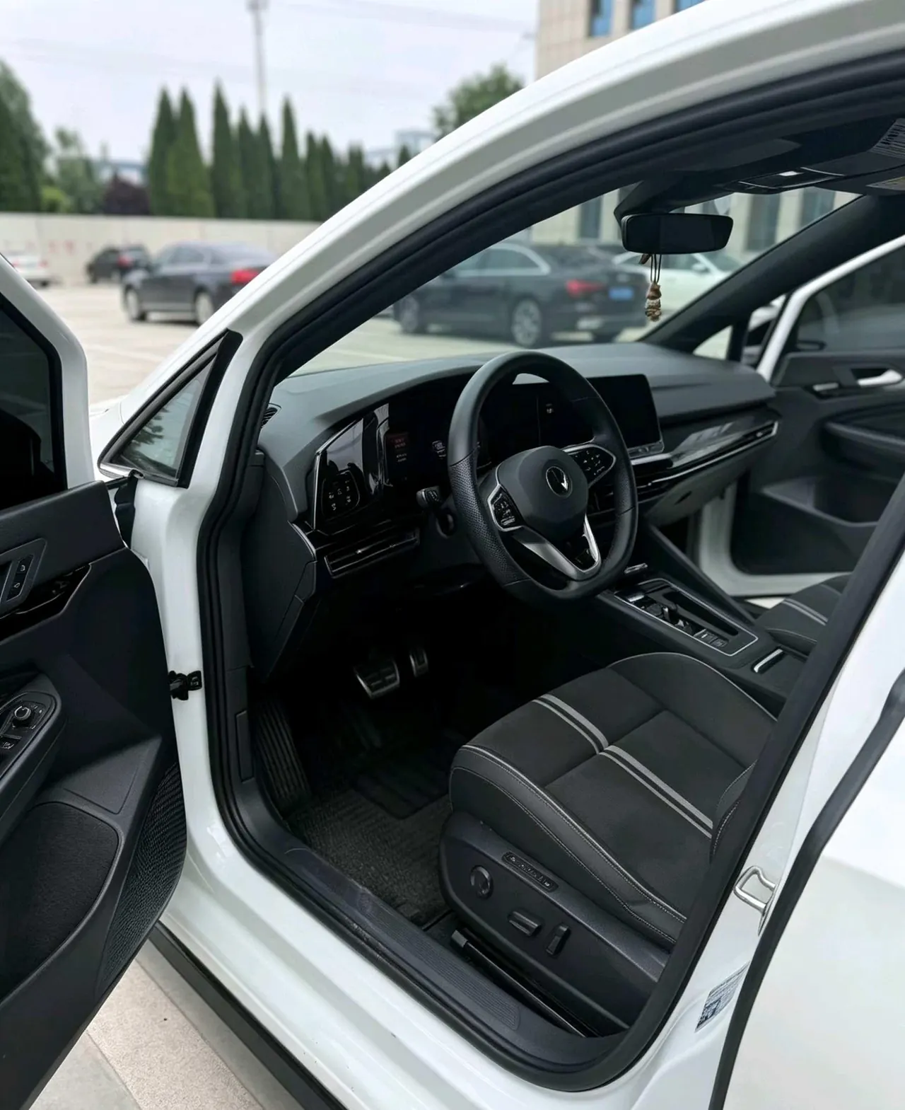 Volkswagen 2021 Golf 8 R-Line 1.4TSI 280TSI Automatic 3