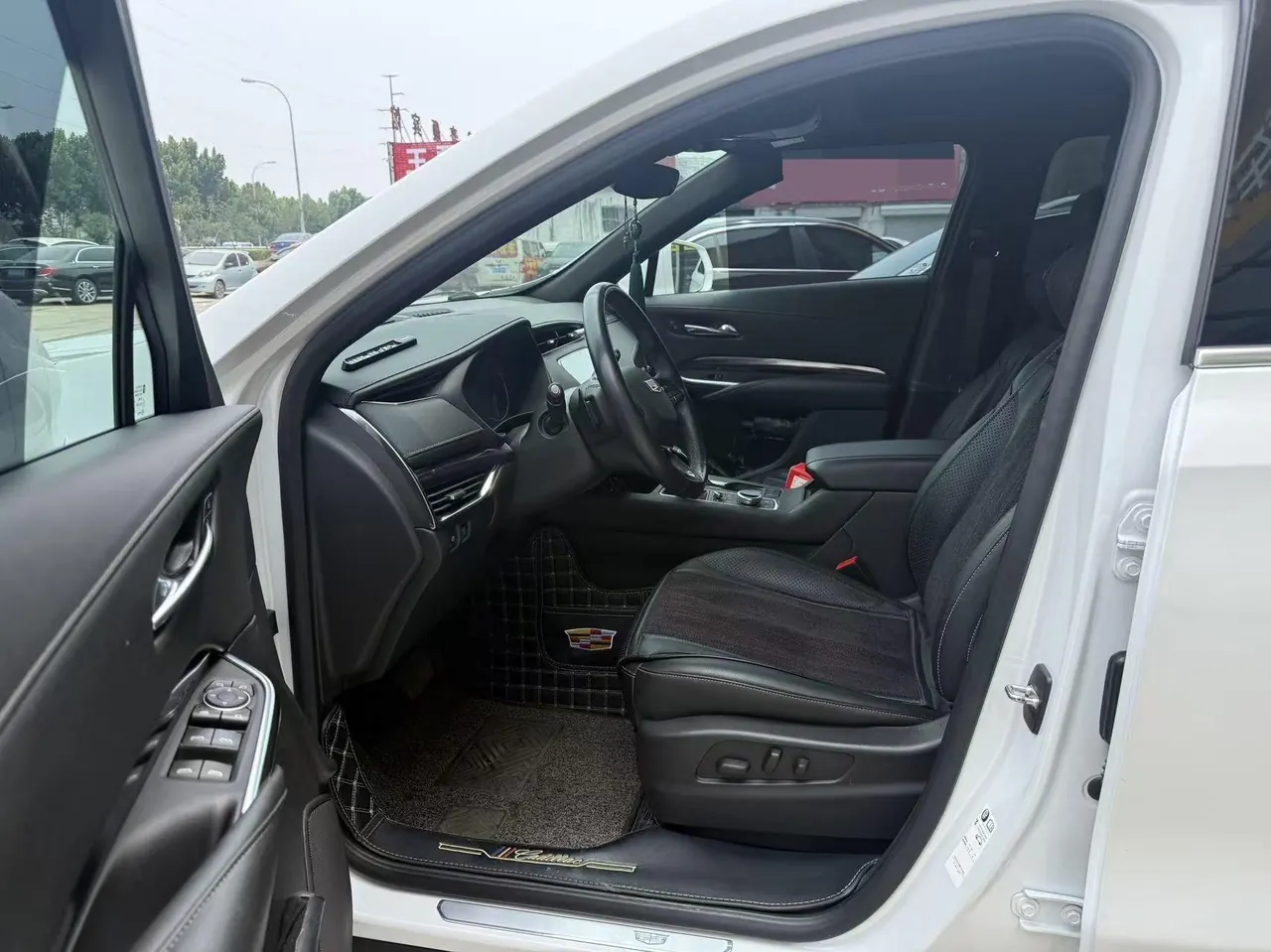 Cadillac 2021 XT4 2.0T 28T Two-Drive Technical Automatic Gear 3