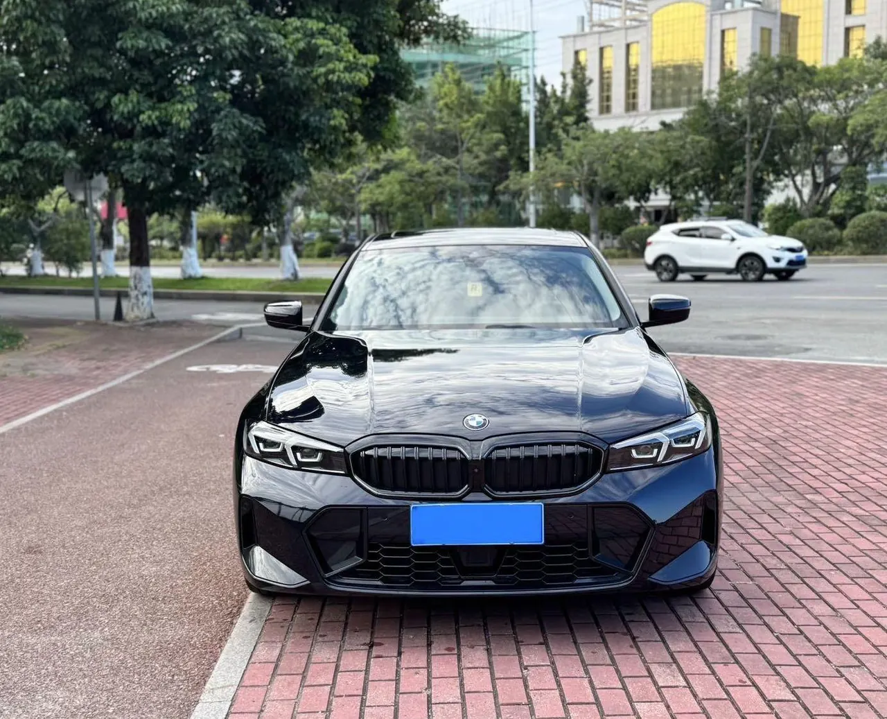 BMW 3 Series 2025 330Li 2.0T M Sports Obsidian Night Suit Automatic Gear 2