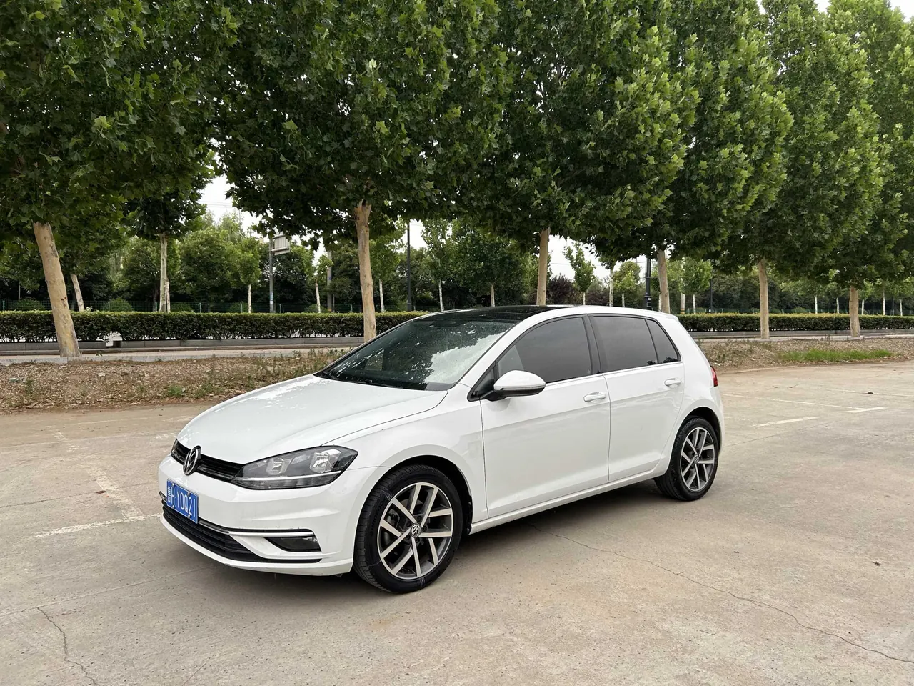 Volkswagen 2020 Golf 7 1.2TSI 200TSI Beloved Edition Comfortable Automatic - View 1