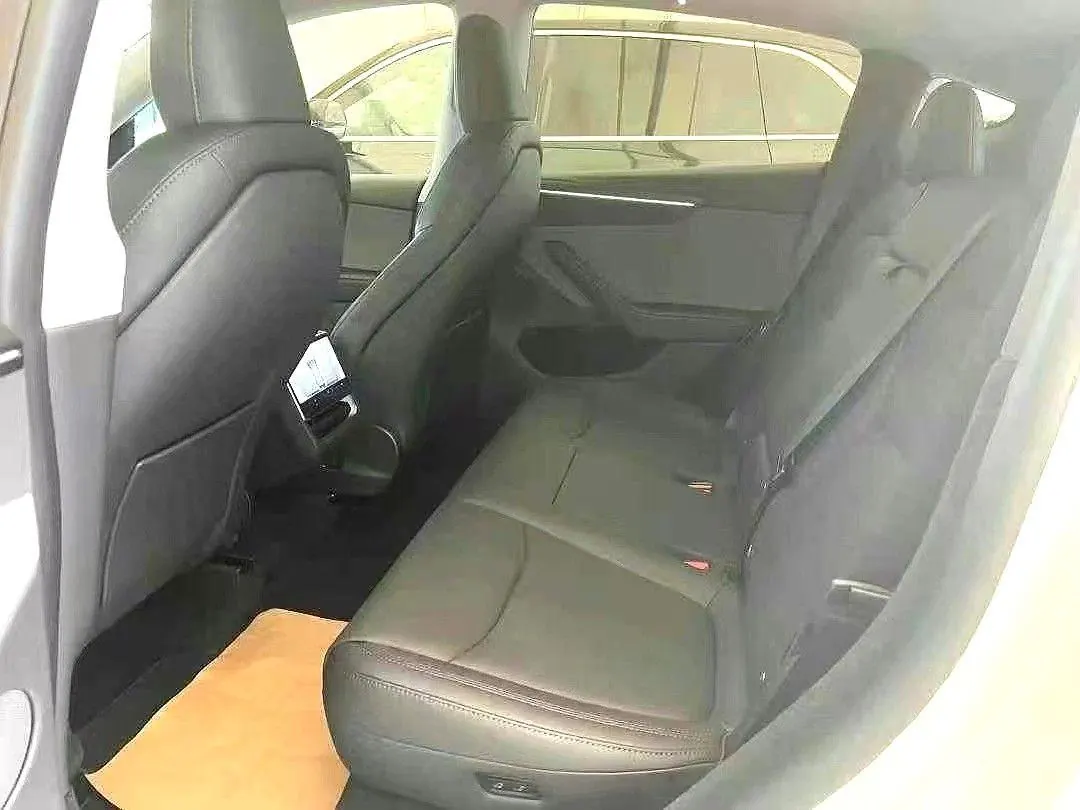 Tesla 2026 Model Y Rear-Wheel-Drive Automatic 5