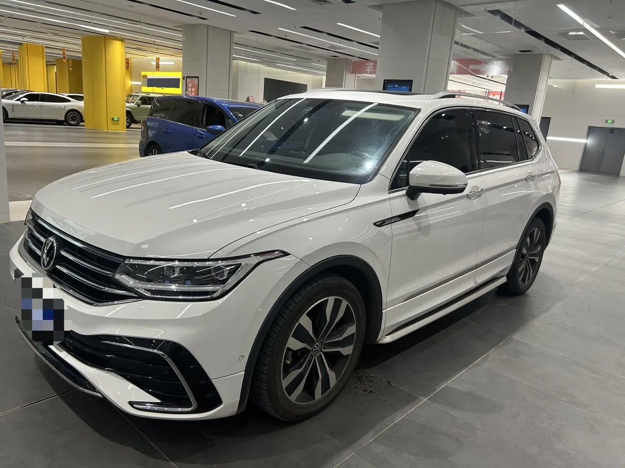 Volkswagen 2022 Tiguan L R-Line 2.0TSI 330TSI Two-Drive R-Line Overdrive Automatic Gear - View 1