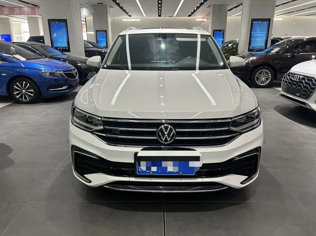 Volkswagen 2022 Tiguan L R-Line 2.0TSI 330TSI Two-Drive R-Line Overdrive Automatic Gear 2