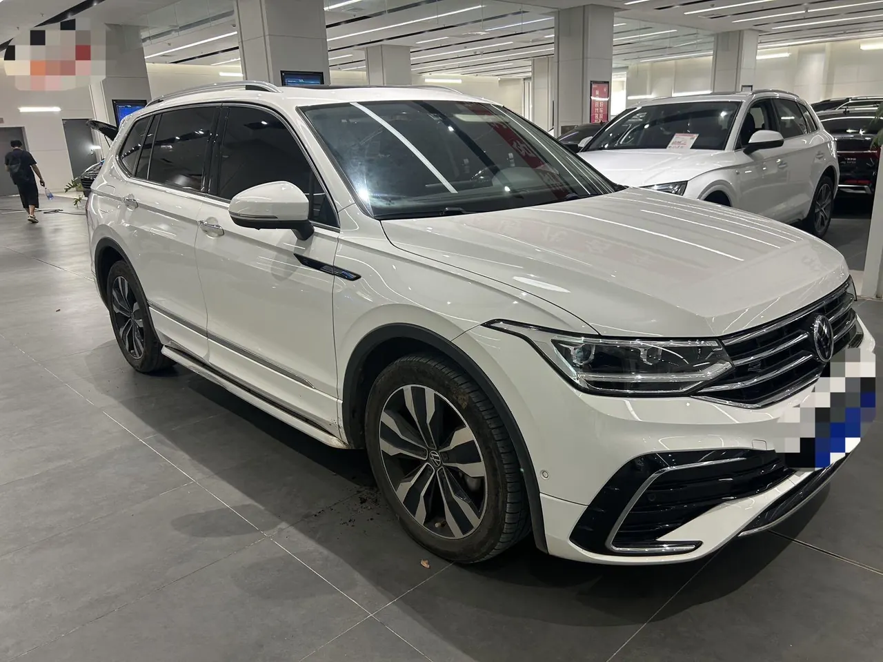 Volkswagen 2022 Tiguan L R-Line 2.0TSI 330TSI Two-Drive R-Line Overdrive Automatic Gear 3