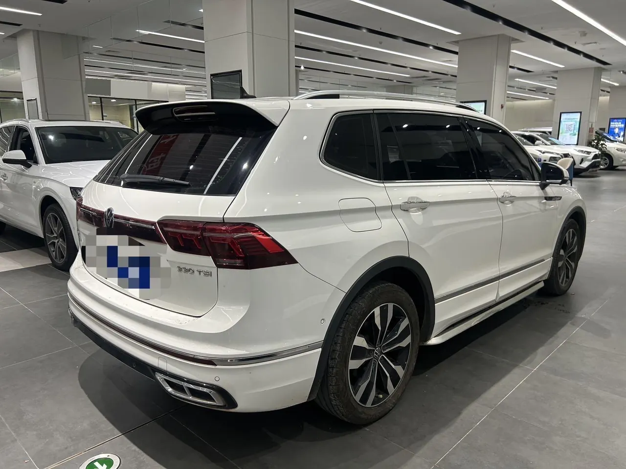 Volkswagen 2022 Tiguan L R-Line 2.0TSI 330TSI Two-Drive R-Line Overdrive Automatic Gear 4