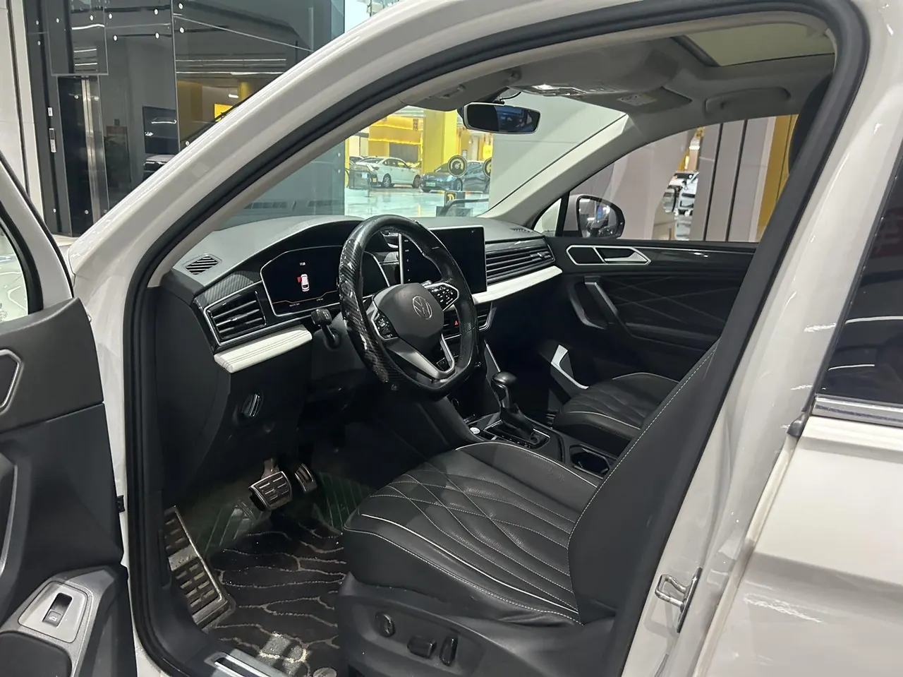 Volkswagen 2022 Tiguan L R-Line 2.0TSI 330TSI Two-Drive R-Line Overdrive Automatic Gear 7