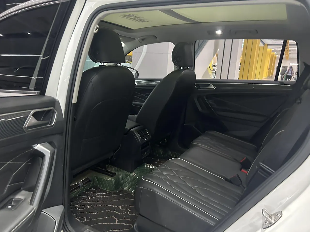 Volkswagen 2022 Tiguan L R-Line 2.0TSI 330TSI Two-Drive R-Line Overdrive Automatic Gear 8