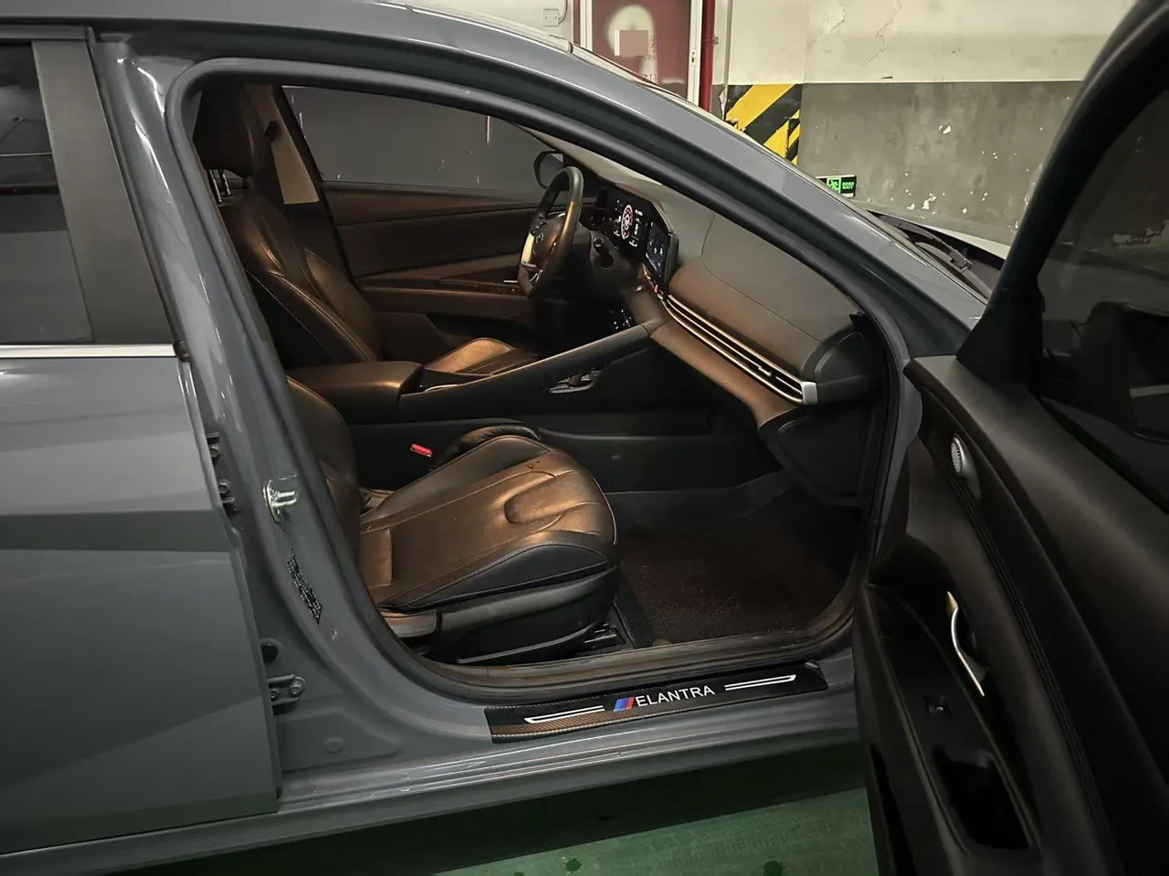 Hyundai 2022 Elantra -3-compartment 1.5 stepless LUX premium automatic gear 12