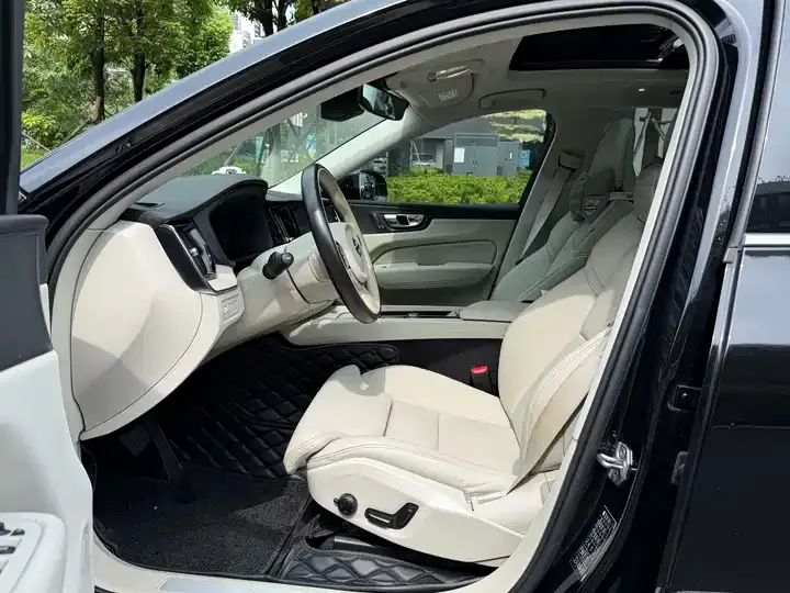 Volvo XC60 plug-in hybrid 2022 T8 plug-in hybrid long endurance four-wheel drive Zhiyuan Deluxe Edition 7